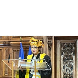 Djaïli Amadou Amal mit Ehrendoktor*innenwürde der Sorbonne ausgezeichnet